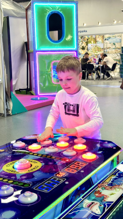 Детский  соревновательный игровой аппарат "Космический бой"